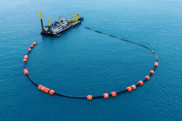 Costruzione di barriere galleggianti di protezione